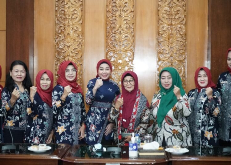 KUNJUNGAN - Ketua Gabungan Organisasi Wanita (GOW) Kabupaten Sidoarjo, Ny Sriatun Subandi beserta anggota menyambut kunjungan kerja rombongan GOW Kabupaten Sumenep, Madura Senin (12/12/2022).