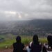 SENJA : Ratusan wisatawan lokal dan luar Kota Batu menikmati senja dari puncak Gunung Banyak Kota Batu. (Suara gong.com)