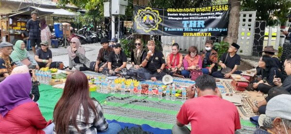 Seniman Surabaya berkumpul di THR untuk selamatan jajan pasar. (suara gong/dedi)