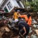 Ilustrasi salah satu korban gempa bumi Malang Selatan di Desa Wirotaman Ampelgading membersihkan puing-[uing rumahnya. (memo x/dok).
