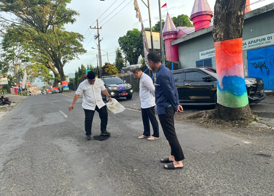 Peninjauan Jalan Berlubang oleh Pj Walikota dan Kepala DPUPR serta Kepala DLH Kota Batu (ist)