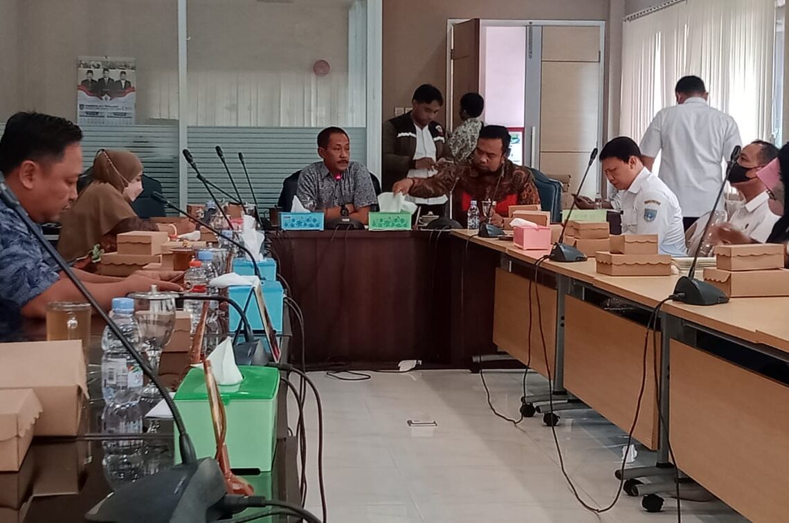 Rapat dengar pendapat yang membahas penahan ijazah karyawan yang kerap terjadi di Kota Probolinggo.