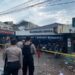 DIJAGA: Pihak Kepolisian Polresta Malang Kota saat melakukan penjagaan di TKP pasca peristiwa perusakan kantor Arema FC Malang