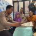 BEASISWA: Wakapolresta Malang Kota AKBP Apip saat memberikan beasiswa pendidikan kepada orang tua Farel. (suaragong/ist)