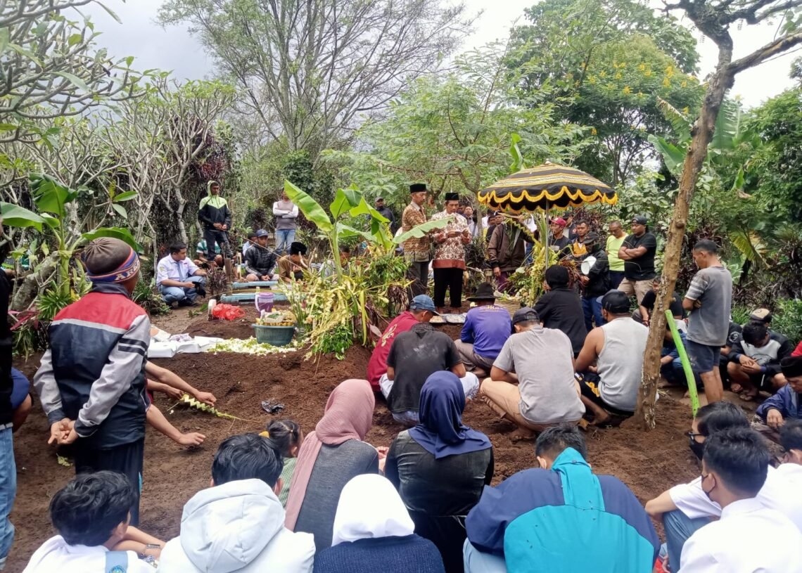 Korban kecelakaan tunggal di Desa Pesanggrahan Kota Batu, Ayu dan Zahwa Dimakamkan Berdampingan di Dusun Gangsiran Putuk, Desa Tlekung. Senin (27/2/2024)