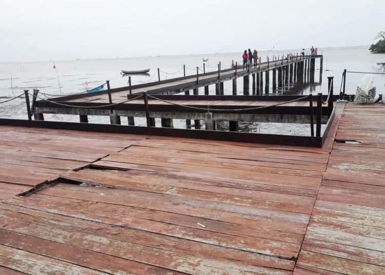 Kondisi anjungan pantai Klasik kurang terawat. (suara gong/sta)