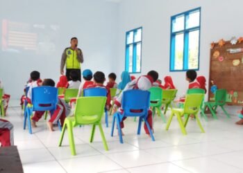 Giat Bhabinkamtibmas Desa Jombok, Ngantang bertemu dengan anak anak desa setemlat. ( suara gong/mf)