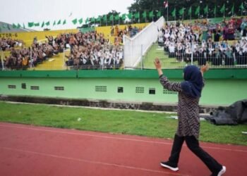 Gubernur Jatim Khofifah Indarparawansa melihat persiapan panitia Mikad 1 Abad NU di stadion Delta Sidoarjo. ( suara gong/ist)