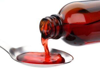 Ilustrasi obat sirup/zat berbahaya yang kemungkinan penyebab gagal ginjal akut. (Foto: Shutterstock/Sumire8)