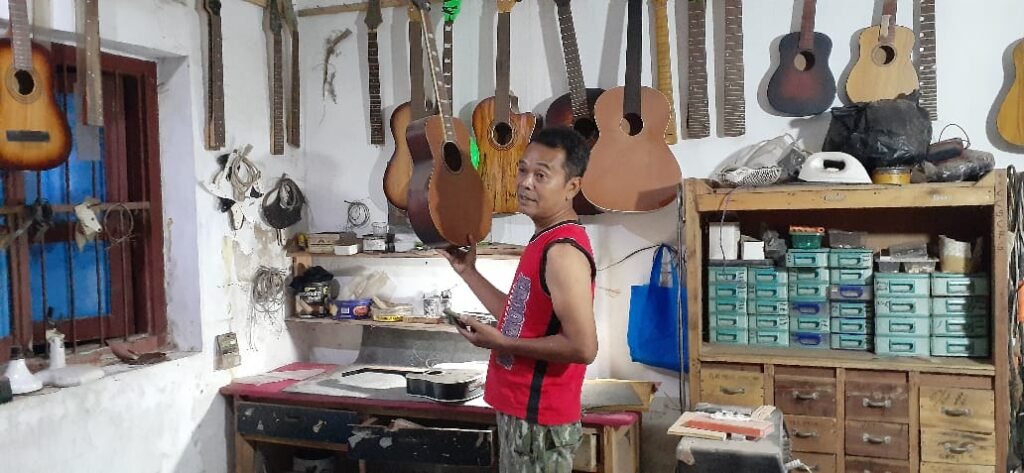 Gaes !!! Gitar Asal Jatikerto Malang Dari Rumahan Hingga Panggung Hiburan