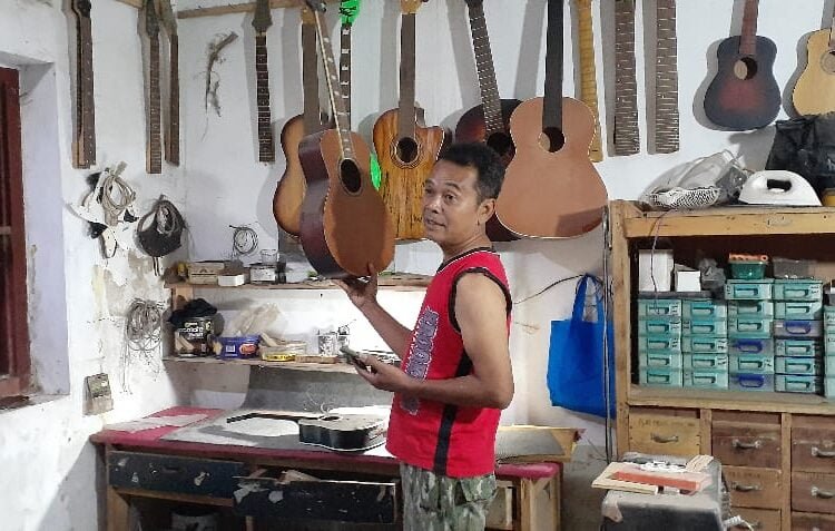 Gitar asal Jatikerto, kini sudah menasional. ( suara gong/ded)