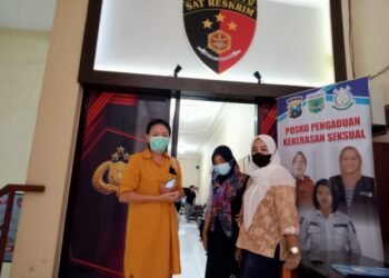 Nurul pelapor mendatangi Polres Batu. ( suara gong/mf)