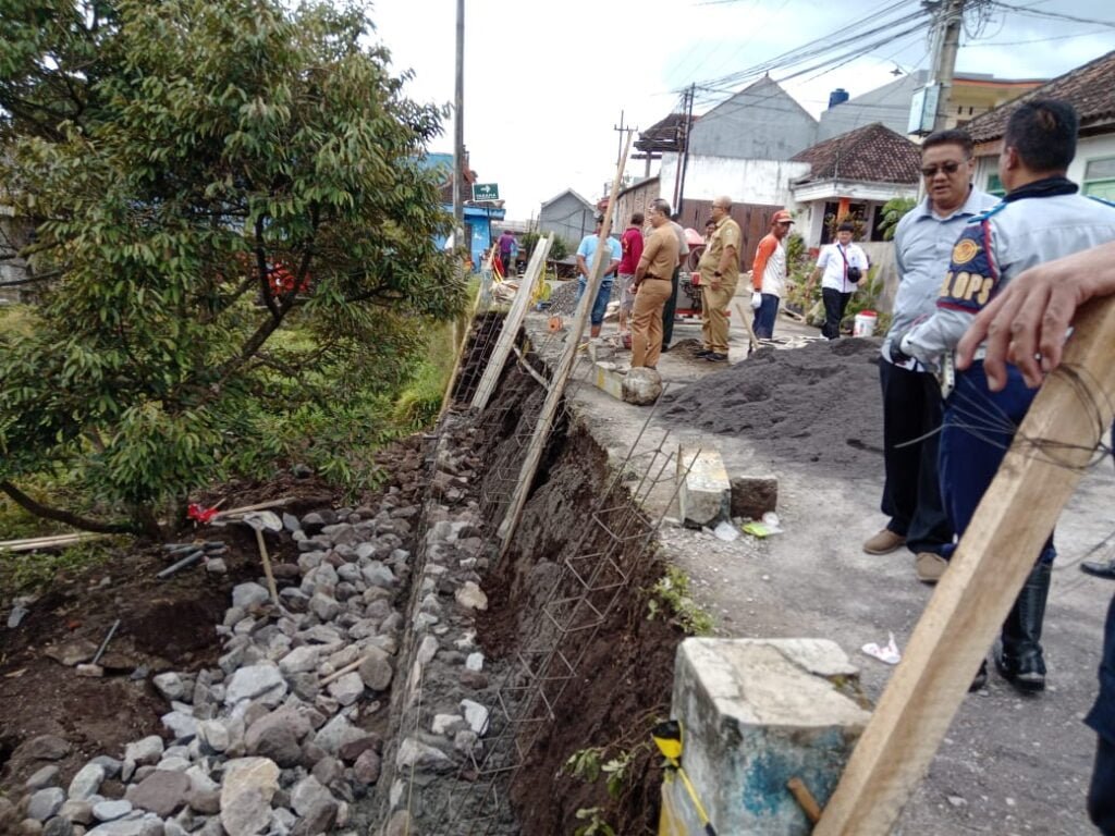 Kepala BPBD Kota Batu Agung Sedayu mengatakan peran Pemkot Batu dalam pembangunan tersebut hanyalah sebagai penyumbang material saja