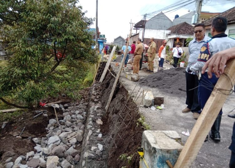 Warga kerja bakti bangun plengsengan. (suara gong/man)