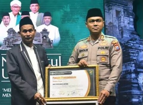 PENGHARGAAN: Kapolres Malang AKBP Kholis saat menerima piagam penghargaan dari PCNU Kab Malang
