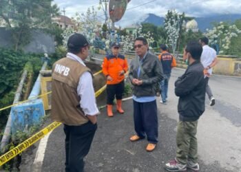 Pegawai Perumdam Among Tirto melakukan observasi untuk perbaikan pipa yang bocor. (suara gong/mf)