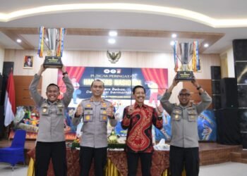 Kapolres menyerahkan langsung Tropi Kapolsek Terbaik