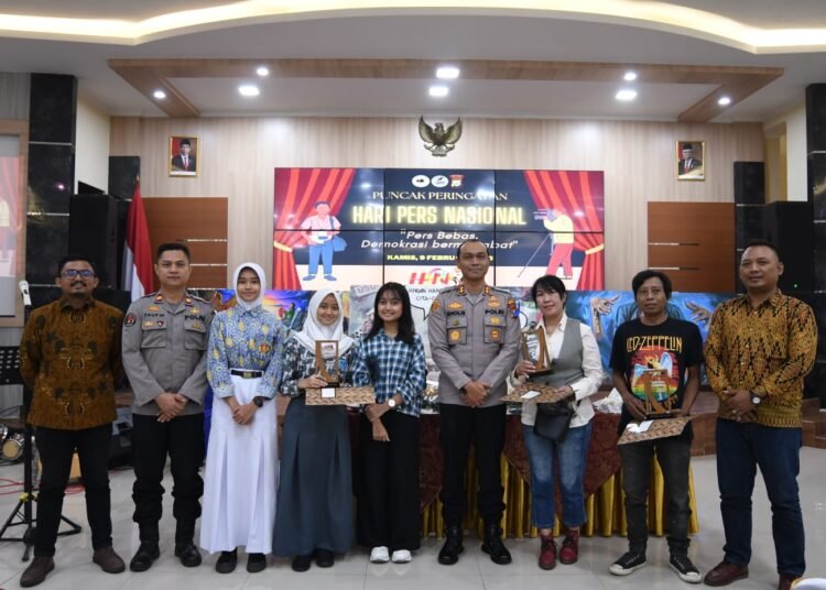 Kapolres Malang AKBP Putu Kholis Aryana swa foto bersama pemenang lomba Mural Aspirasiku. (suara gong/ded)