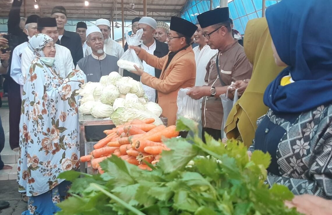 Walikota Malang Sutiaji belanja sayur mayur di Pasar Bahagia Masjid Al Ikhlas Kota Malang. ( suara gong/ist)