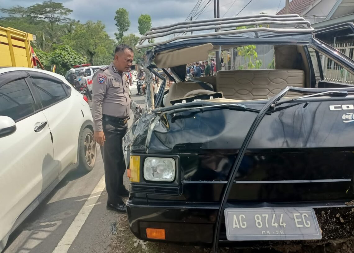 Kondisi kendaraan yang baru saja mengalami kecelakaab di Desa Jombok, Kecamatan Ngantang, Kabupaten Malang. ( suara gong/mf)