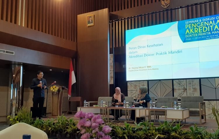 Anggota dan pengurus IDI Malang Raya menggelar seminar tentang akreditasi dokter praktik mandiri kemarin siang. ( suara gong/ded)