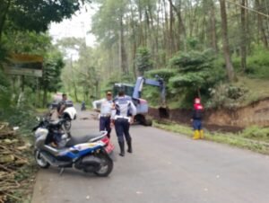 Hai Gaes !!! Demi Keselamatan Jiwa, Warga Songgokerto Buat Jalur Penyelamat