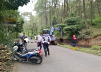 Proses pembangunan jalur penyelamat di jurang Klemuk, Songgoriti, Kota Batu. ( suara gong/mf)