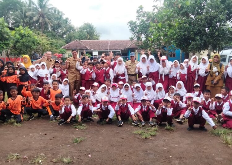 Kabid Pengembangan Dinas Perpustakaan dan Kearsipan Kabupaten Malang Slamet Suyono Saat Berkunjung di Salah Satu SD(suaragong/dok)