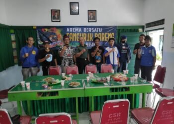 Danramil Kapten Cpl Pratikno cangkrukan bersama Arema Utas Sumberpucung. (suara gong/ded)