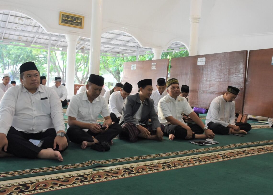 Pelaksanaan Ostiqhosah Kubro berlangsung khidmat di Masjid Nurul Ilmi Poltekad. (Suara gong/ist)