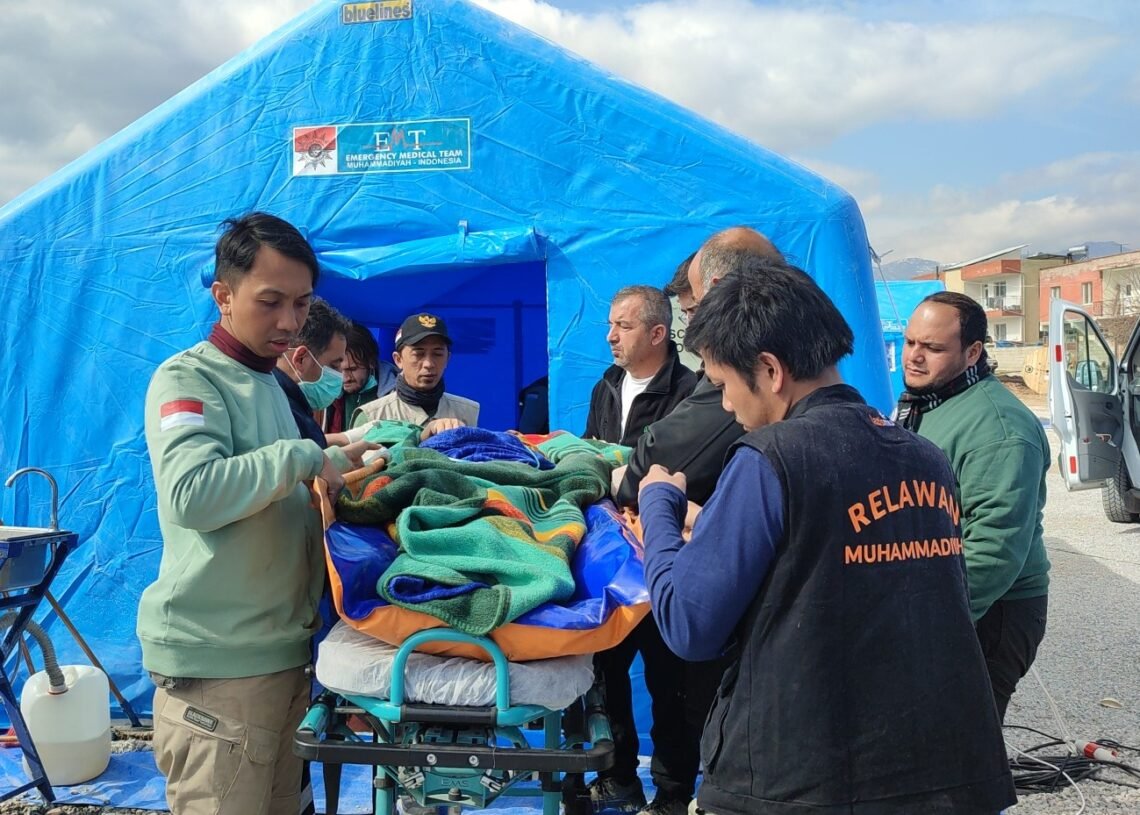 Relawan UMM bersama EMT Muhammadiyah International saat membantu korban gempa bumi di Turki. (memo x/ist)