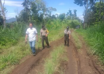 Pihak Kepolisian beserta Perangkat Desa dan warga saat melihat lokasi hilangnya Arca Siwa Mahadewa di Dusun Ganten, Desa Tulungrejo, Kecamatan Ngantang. ( suara gong/ist)