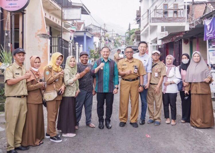 Pj Walikota Batu Aries Agung Pawei foto bersama UMKM Kota Batu ( suara gong/ist)