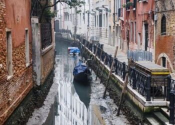 Perahu ikonik di Kanal Venesia yang tertup terpal dan terdampar akibat kekeringan (Foto: Getty Images via BBC Indonesia)