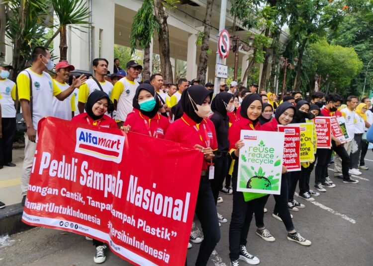 KAMPANYE: Alfamart ikut kampanyekan stop kantong plastik di Lamongan pada puncak peringatan HPSN  2023