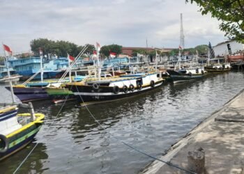 Puluhan kapal penumpang bersandar di dermaga karena penumpang sepi. ( suara gong/sta)