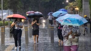 Gaes !!! Ini Barang yang Wajib Kamu Bawa untuk Antisipasi Hujan