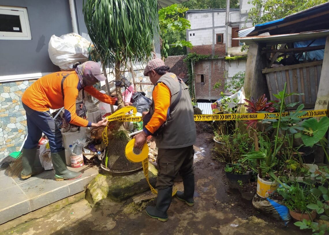 Tingginya intensitas curah hujan menjadi ancaman bencana longsor di Kota Batu, Jawa Timur, rumah warga yang berada di bibir sungai.