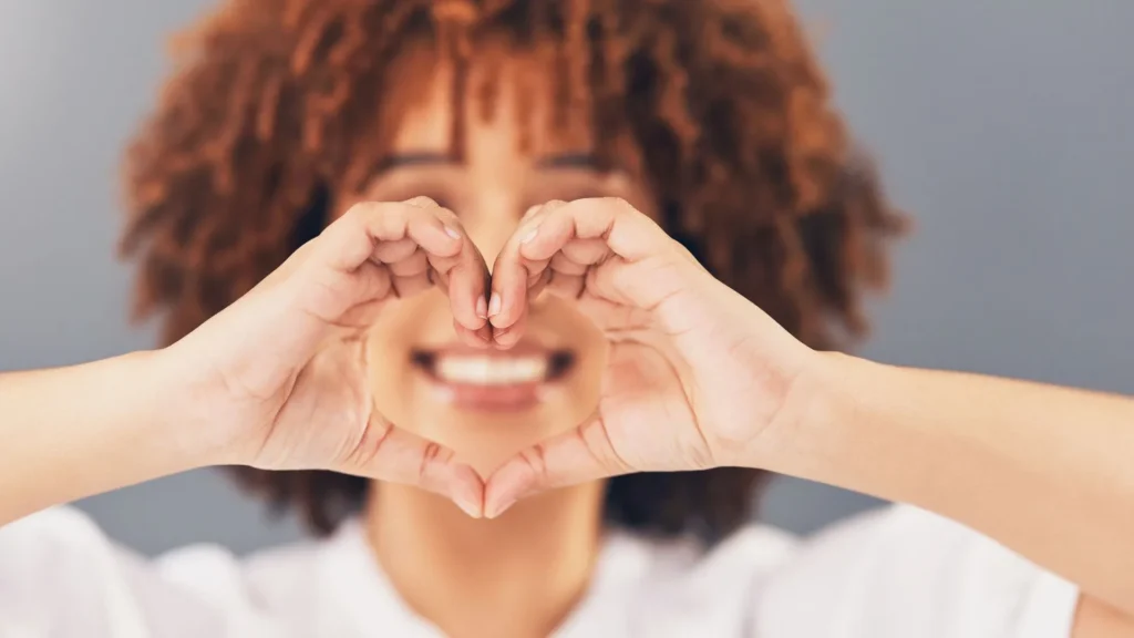 Self love merupakan bentuk dari mencintai diri sendiri. Kerap kali hal ini dilupakan oleh seseorang karena merasa kurang puas dengan dirinya.