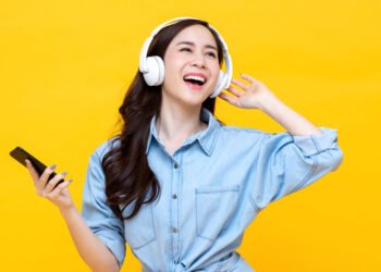 Mendengarkan musik menjadi salah satu kegiatan untuk mengurangi rasa stress (Foto: Freepik)