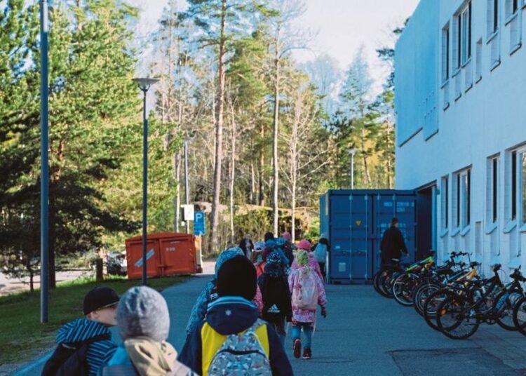 Finlandia merupakan negara yang memiliki kualitas pendidikan terbaik di dunia. Mereka menerapkan sistem jam masuk sekolah yang lebih siang.