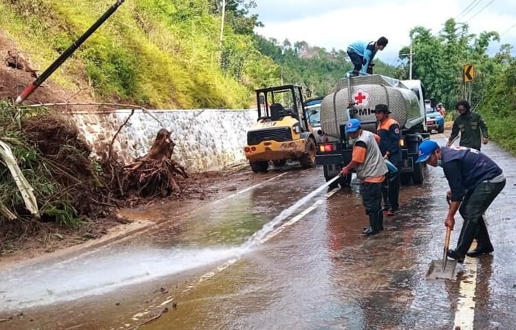 Penyebab bencana tanah longsor yang terjadi hingga menutup akses jalan di perbatasan Kecamatan Pujon dan Ngantang, Kabupaten Malang.