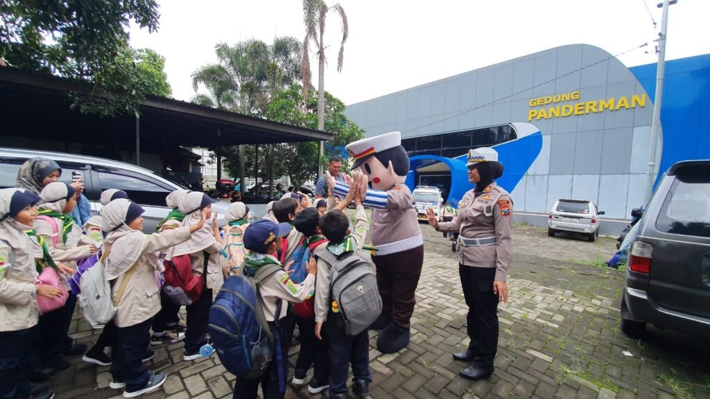 Kasat Lantas Polres Batu bersama dengan Kanit Kamsel Satlantas Polres Batu menerima kunjungan dari siswa SD Muhammadiyah IV Batu.