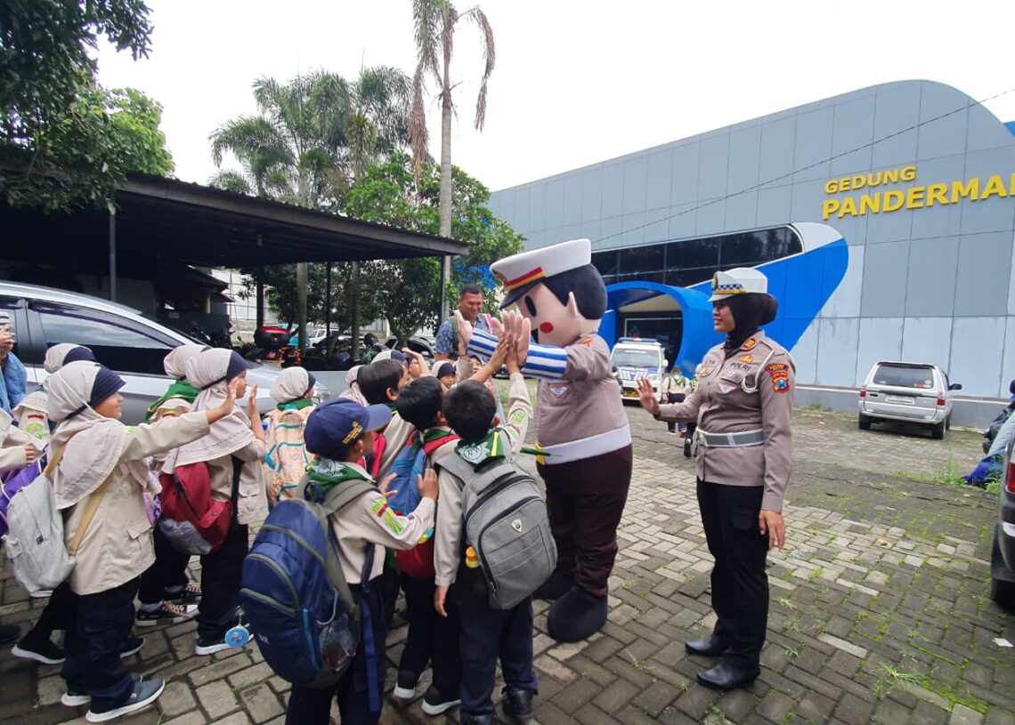 Siswa SD Muhammadiyah 4 Kota Batu berkunjung ke Polres Batu. ( suara gong/mf)