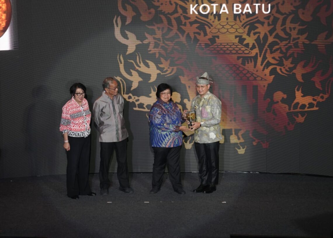 Pj Walikota Batu, Aris Agung Paewai menerima Penghargaan Piala Adipura dari Menteri LHK Siti Nurbaya. ( suara gong/ist)