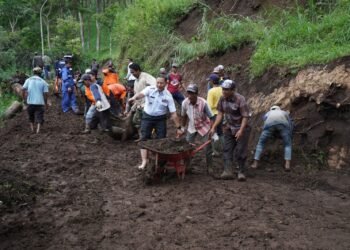 Beberapa waktu lalu Pj Walikota Batu Aries Agung Paewai ikut gotong royong membersihkan lumpur di Desa Gunungsari. ( suara gong/ist)