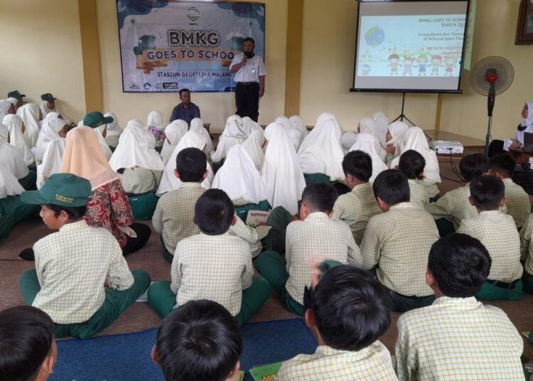 BMKG Geofisika Karangkates Malang, menggelar sosialisasi tanggap bencana gempa bumi dan Tsunami pada iswa-siswi SD Islam Siti Masyithoh.