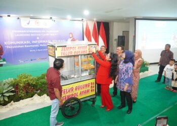 Anggota DPR RI Krisdayanti melaunching program Jatim Truly (Trusted Culinary) untuk PKL alun-alun Kota Batu. (suara gong/ist)