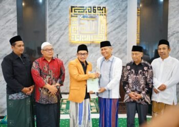 Walikota Malang Drs Sutiaji menyerahkan bantuan pada takmir.masjid Al Amin Madyopuro. ( suara gong/ist)