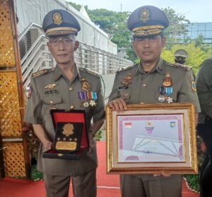 Gaes !!! HUT Satpol PP Ke 73, Pemkab Bondowoso Terima Penghargaan dari Mendagri